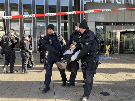 L Tzerath Protest Aktivisten Kleben Sich An D Sseldorfer