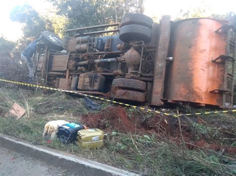 Caminh O Sai Da Pista Ap S Ficar Sem Freio No Contorno Vi Rio Em