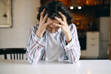 Frustré malheureux jeune homme ayant un regard déprimé regardant vers