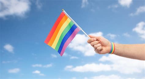 Mano Con La Bandera Del Arco Iris Del Orgullo Gay Y Una Pulsera Foto