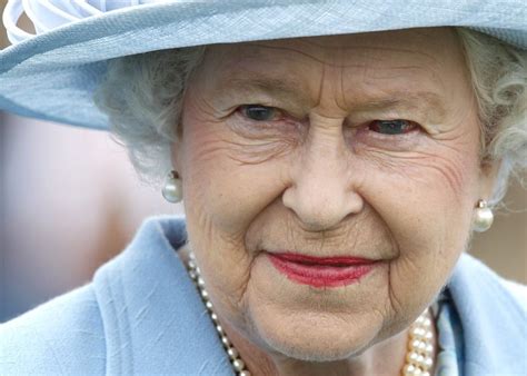 What S Wrong With Queen S Bloodshot Eye Royals Queen Elizabeth