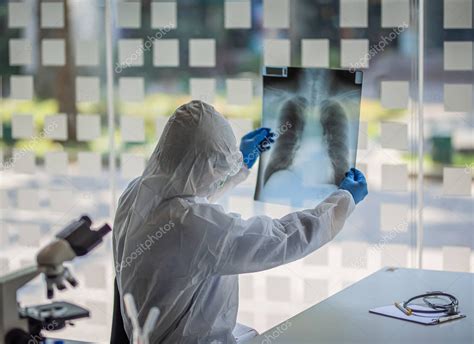 Médico Revisando Radiografía De Tórax En El Hospital 2023