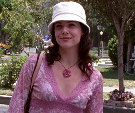 20 Of Lorelai Gilmores Most Early Aughts Looks Vogue In 2021