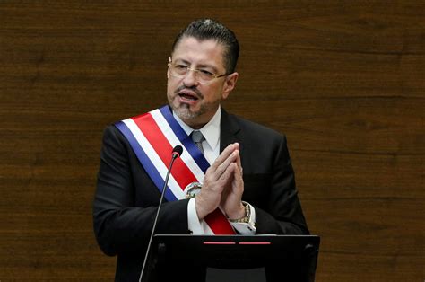 Toma posesión el nuevo presidente de Costa Rica y promete hacer frente