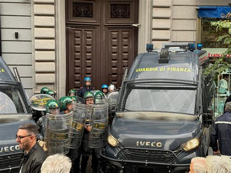 G Difesa Napoli Tafferugli Con La Polizia Al Corteo Di Protesta Che