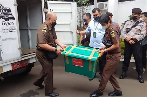 Enam Kontainer Barang Bukti Diserahkan Ke Kejagung Ada Baju Brigadir J