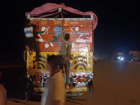 Cow Protectors Caught A Truck Full Of Cattle गौ रक्षकों ने गौवंश से