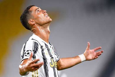 Mercato Ronaldo La Juve Montre Les Crocs Football Maxifoot