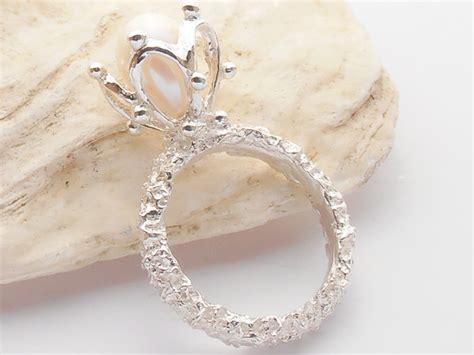 10 Unique Pearl Engagement Rings That Make a Beautiful Alternative