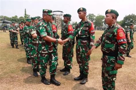 Pangdivif Kostrad Dampingi Kasum Tni Kunjungi Yonif Para Raider