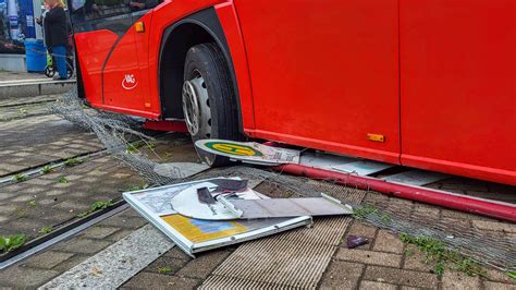 Bus Au Er Kontrolle Beinahe Kollision Mit Stra Enbahn Swr Aktuell