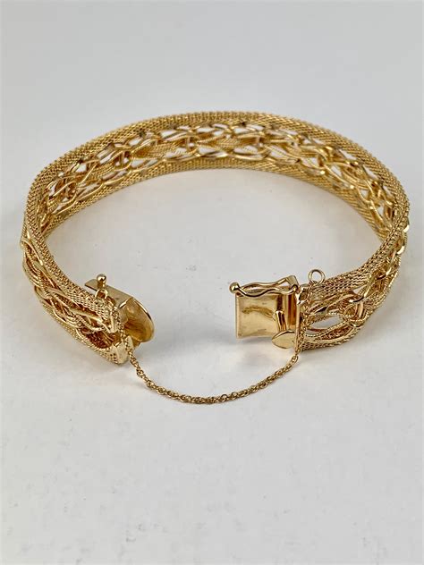 Gold Mesh Bracelet With A Heart Shaped Thumb Latch 14 Karat Yg For Sale At 1stdibs 14k Gold