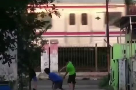 Video Viral Bocah Lempar Batu Ke KRL Sebelum Masuk Stasiun Depok Baru