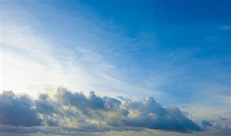 Hermosa Nube Blanca En El Cielo Azul Foto Gratis