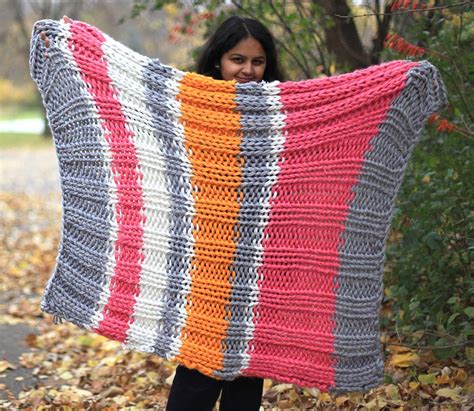 Bulky Knit Blanket Using 3 Strands of Yarn - Smiling Colors