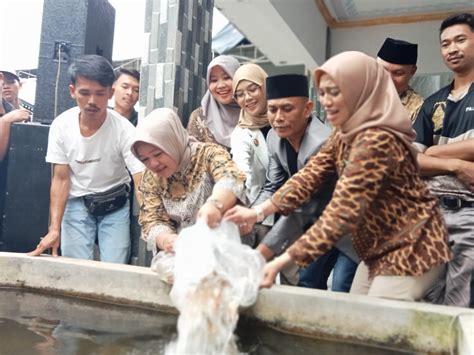 Reses Di Cidahu Sukabumi Lina Dicurhati Soal Jalan Desa Wisata Hingga