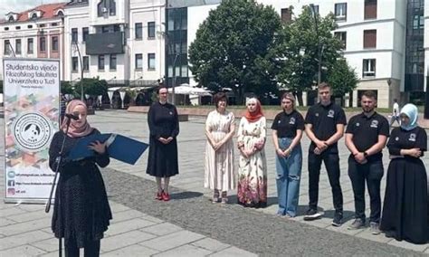 Studenti Na Trgu Slobode U Tuzli Itaju Imena Rtava Genocida U