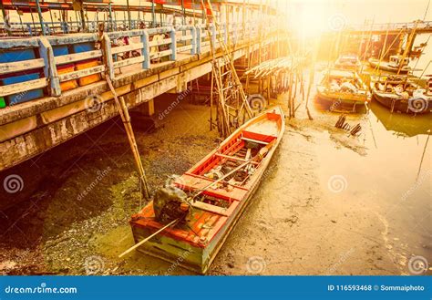 Barcos De Pesca En Pueblo Del Pescador En Ang Sila Chonburi Thailand