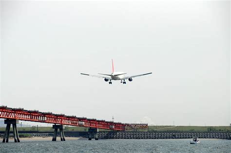 羽田b滑走路に着陸の様子を城南島海浜公園から撮影 日本航空（jal）japan Airlines ボーイング（boeing）b767 300