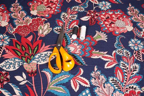 Viscose Twill Stof Donkerblauw Met Bloemen De Lappenkraam Stoffen