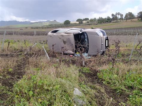 Auto Finisce Fuori Strada Sulla Sp E Si Ribalta Illesi I