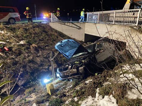 Unfall In Baar Auto Durchbricht Gel Nder Und Landet Am Anderen Bachufer