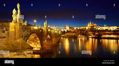 Karlsbrücke blick auf prager burg bei nacht moldau Fotos und