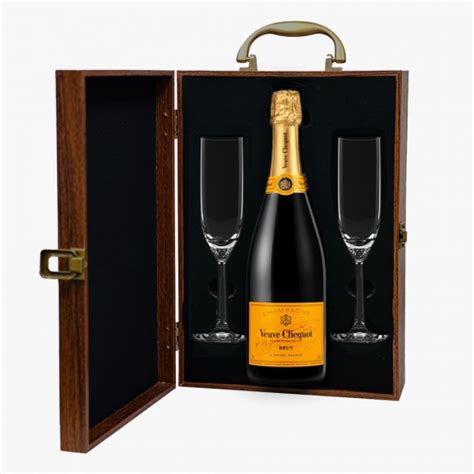 Veuve Clicquot Champagne And Flutes Gift Set