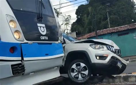 Colisão entre carro e VLT suspende temporariamente Linha Sul em Parnamirim