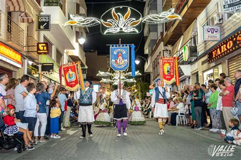 Las Fallas Rinden Pleites A A Los Santos Patronos Con Cientos De Flores