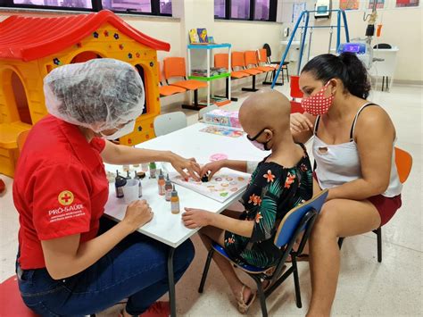 Pacientes Do Hospital Oncol Gico Infantil Customizam Sacolas