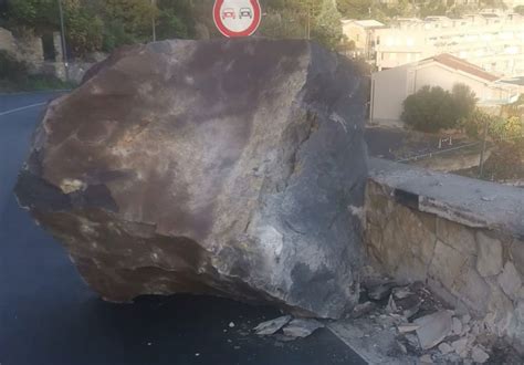 Grosso Masso Cade Da Un Camion A Capo Sant Alessio FOTO Gazzetta