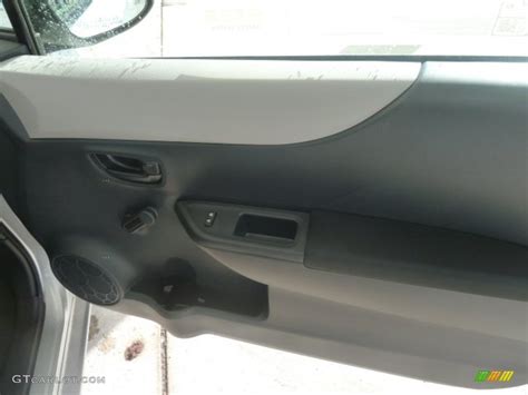 Classic Silver Metallic Toyota Yaris L Door Photo