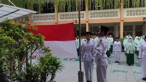 Upacara Bendera Dalam Rangka Memperingati Hari Pendidikan Nasional Di