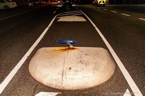 Pkw Crasht Ber Verkehrsinsel Vogelsberger Zeitung