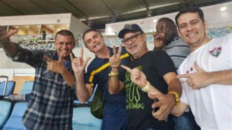 Queiroz Posta Foto Bolsonaro E Aliados E Reclama De Abandono