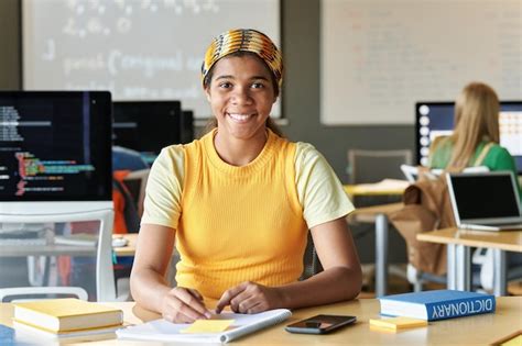 Porträt eines afroamerikanischen studenten der in kamera lächelt