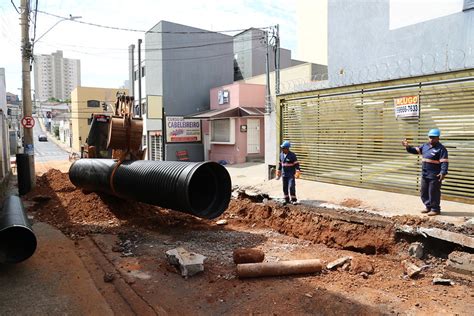 Codau realiza obras de drenagem água e esgoto no centro Folha de Uberaba