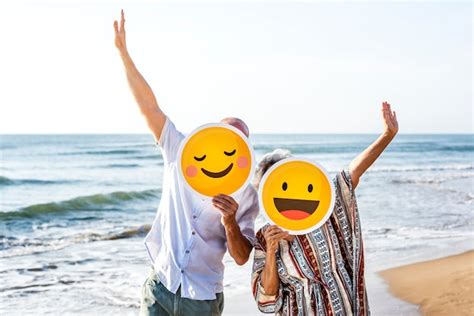 Heureuse Mère Mature Et Fils à La Plage Photo Premium