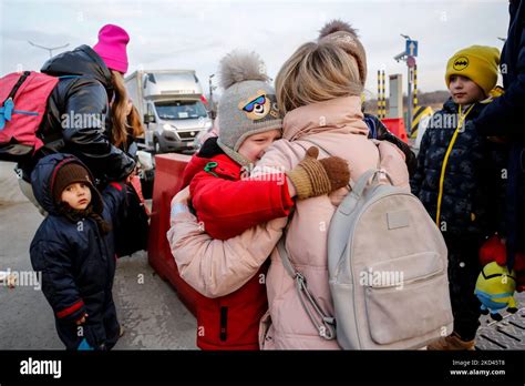 Eine ukrainische Mutter begrüßt ihre Kinder am 3 März 2022 an der