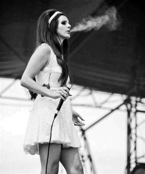 Lana Del Rey Alive Concert Smoking Love It Lana Del Rey Lana