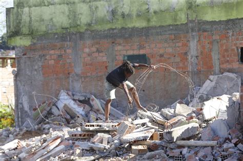 Jornal Correio Vinte E Sete Casas S O Demolidas Em Cama Ari Por