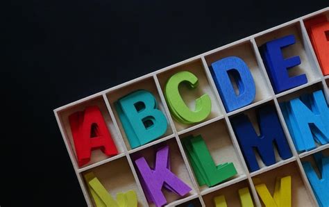 Una Caja De Madera Con Letras Y N Meros Coloridos Foto Premium