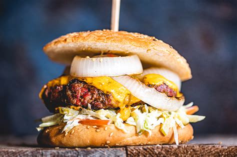 Burger de picanha de bœuf avec cheddar et oignon grillé préparé sur le