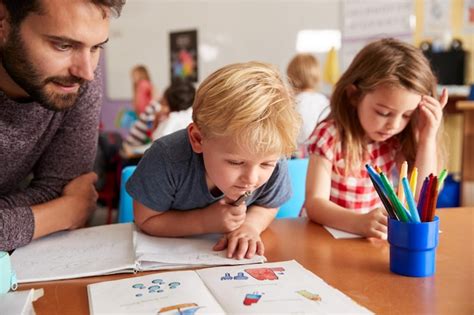 Professor Do Ensino Fundamental Ajudando Os Alunos Enquanto Eles