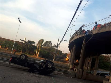 Carro Cai De Viaduto Em Jundia Ap S Motorista Perder Controle Da