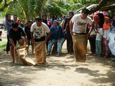 The Most Favorite Game In Indonesia A Sack Race Talking Indonesia