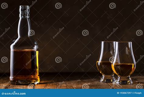 Scotch écossais Sans Glace Dans Les Verres Et La Bannière En Bois