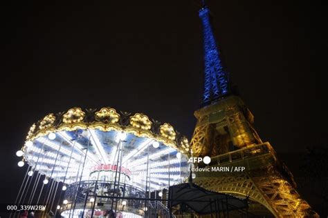 Eiffel Tower Lights Up In Ukraine Colours