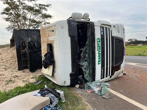 Motorista fica ferido ao tombar caminhão carregado bagaço de cana